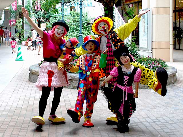 愉快なピエロのスペシャルバルーンショー!
